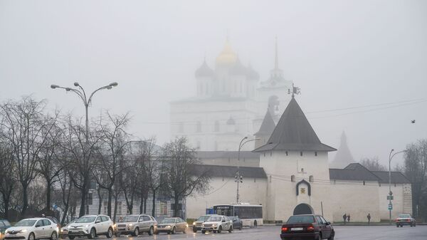 Сквозь дождь и туман просматриваются купола Свято-Троицкого кафедрального собора Псковского кремля - Sputnik Латвия