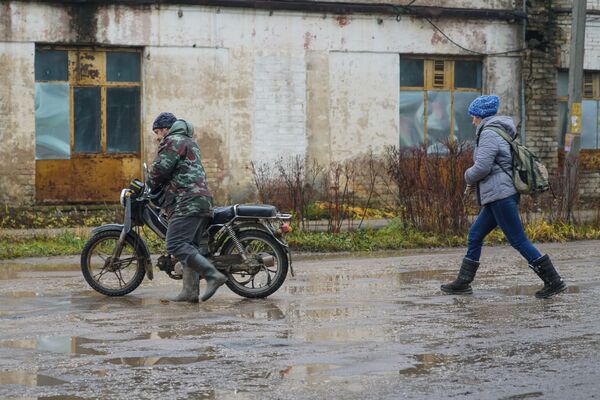 Люди с мотоциклом на улице в Пыталове - Sputnik Латвия
