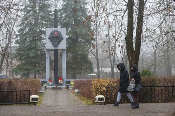 Братская могила 36 воинов Красной армии, погибших при освобождении Пыталова - Sputnik Латвия