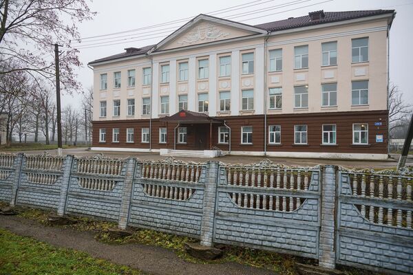 Здание Пыталовской средней школы - Sputnik Латвия