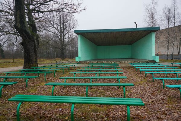 Открытая сцена в парке в Пыталове - Sputnik Латвия