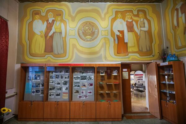 Стена Краеведческого музея в Пыталове раскрашена латвийскими художниками в 80-х годах ХХ века - Sputnik Латвия