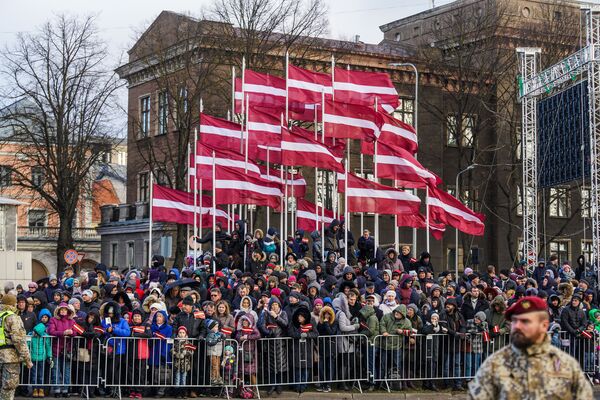 Парад 18 ноября: с патриотичным приветом от НАТО Парад 18 ноября: с патриотичным приветом от НАТО - Sputnik Латвия