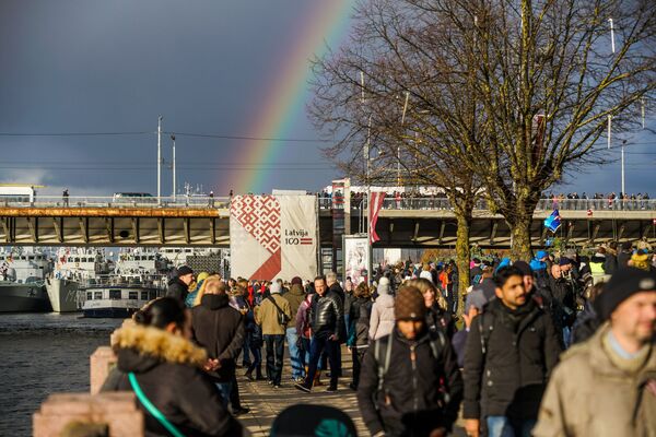 Парад 18 ноября: с патриотичным приветом от НАТО Парад 18 ноября: с патриотичным приветом от НАТО - Sputnik Латвия