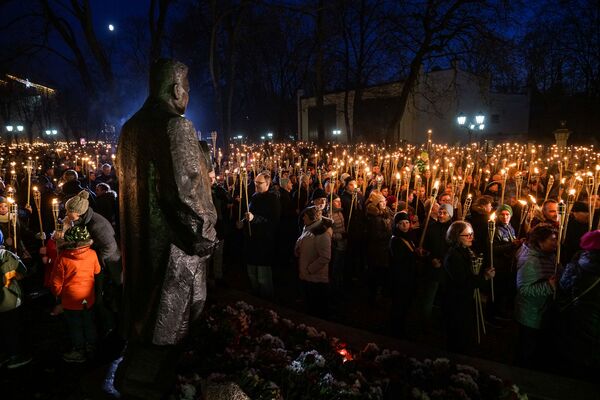 Факельное шествие у памятника Карлису Улманису 18 ноября в Риге - Sputnik Латвия