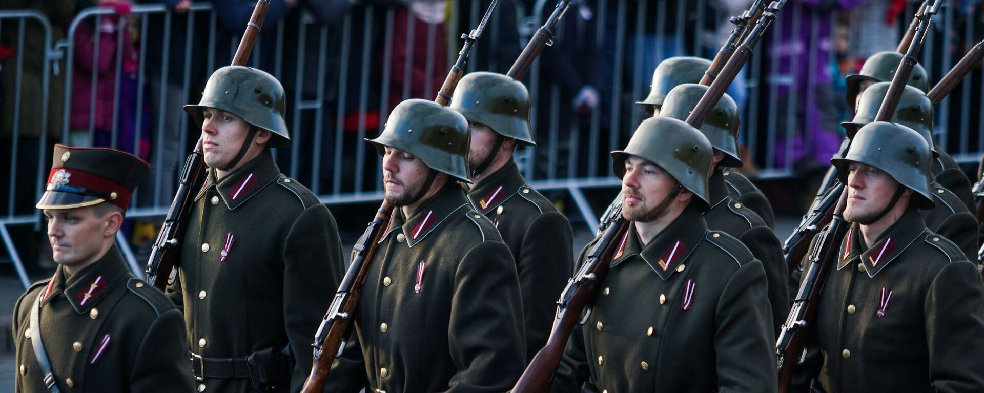 Латвийские солдаты на параде в честь столетия Латвии - Sputnik Латвия, 1920, 29.01.2020