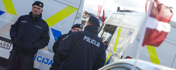 Латвийская полиция готовится к параду - Sputnik Латвия