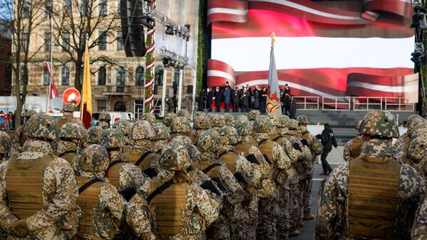 Латвийские военнослужащие на параде в честь столетия Латвии - Sputnik Латвия