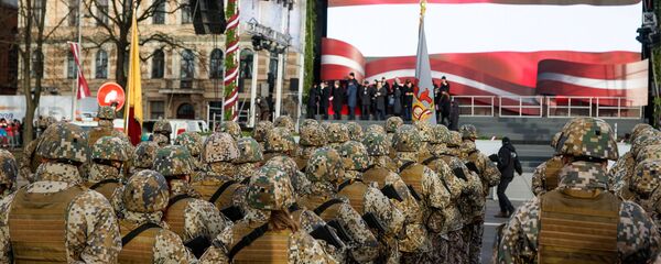 Латвийские военнослужащие на параде в честь столетия Латвии - Sputnik Латвия