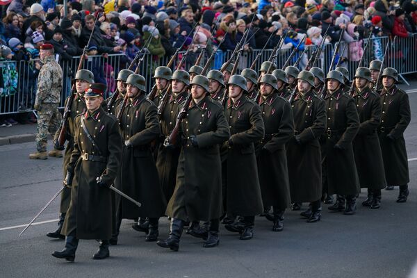 Солдаты демонстрируют вооружение и форму Латвийской армии во времена борьбы за независимость - Sputnik Латвия