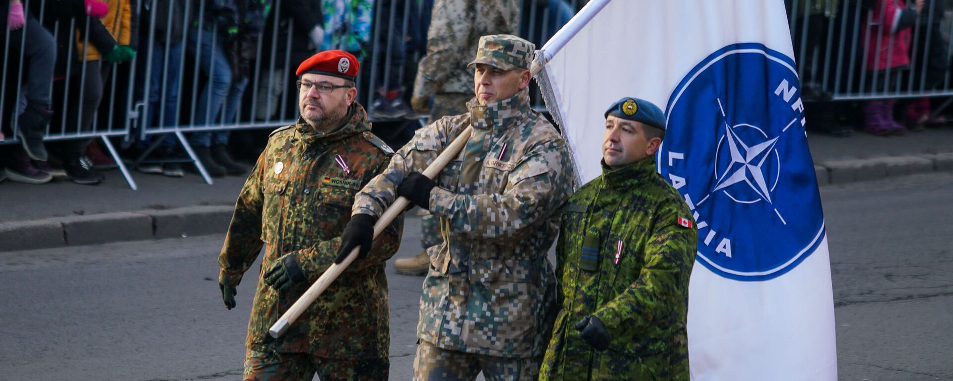 Военнослужащие с флагом расширенной передовой группы НАТО в Латвии - Sputnik Латвия, 1920, 09.04.2026