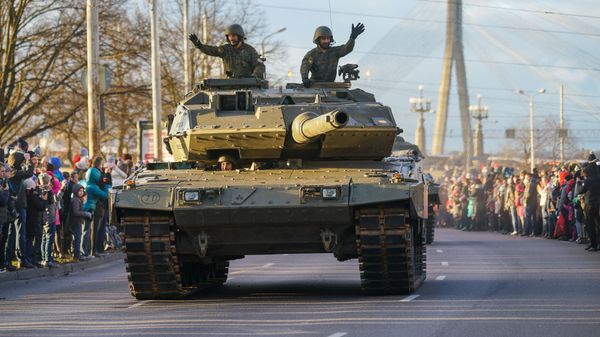 Spānijas tanks Leopard 2E Latvijas simtgadei veltītajā parādē - Sputnik Latvija