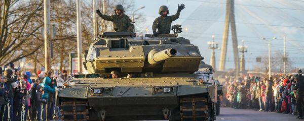 Испанский Leopard 2E на параде в честь столетия Латвии Испанский Leopard 2E на параде в честь столетия Латвии - Sputnik Латвия