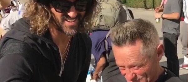 Один из ведущих стилистов Голливуда бесплатно делает прически бездомным Один из ведущих стилистов Голливуда бесплатно делает прически бездомным - Sputnik Latvija