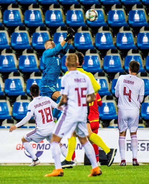 Латвийский вратарь Андрис Ванин отбивает мяч в выездном матче Лиги наций против Андорры, 19 ноября 2018 года - Sputnik Латвия