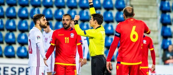 Красная карточка нападающему сборной Латвии Валерию Шабале (слева) в выездном матче Лиги наций против Андорры, 19 ноября 2018 года - Sputnik Латвия