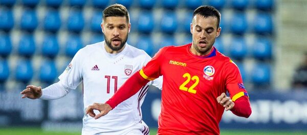 Нападающий сборной Латвии Артурс Карашаускас в атаке в матче Лиги наций против Андорры, 19 ноября 2018 года - Sputnik Латвия