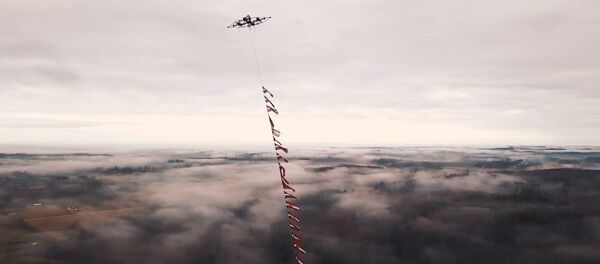 Дрон поднял сто флагов Латвии на высоту ста метров в честь столетия - Sputnik Латвия