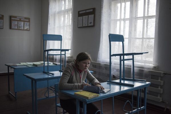 Девочка за партой в школе поселка Саханка Донецкой области - Sputnik Латвия