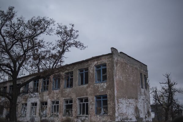 Разрушенное здание в поселке Зайцево Донецкой области - Sputnik Латвия