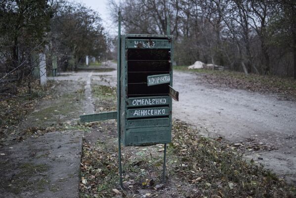 Почтовый ящик на улице в поселке Саханка Донецкой области - Sputnik Латвия