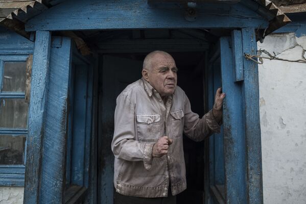 Мужчина в доме в поселке Саханка Донецкой области - Sputnik Латвия