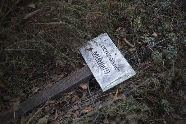 Табличка Осторожно - мины! в поселке Зайцево Донецкой области - Sputnik Латвия