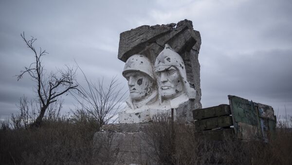 Скульптура, поврежденная в результате обстрела, в поселке Зайцево Донецкой области - Sputnik Латвия