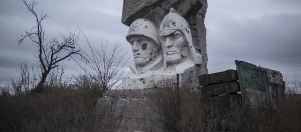 Скульптура, поврежденная в результате обстрела, в поселке Зайцево Донецкой области - Sputnik Латвия