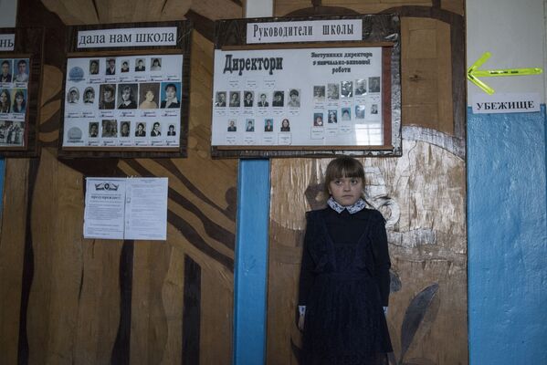 Девочка в школе поселка Саханка Донецкой области - Sputnik Латвия