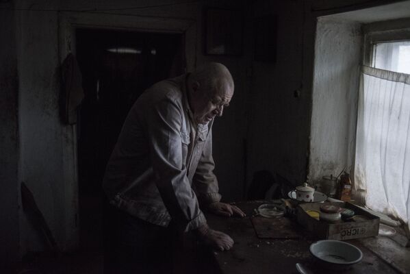 Мужчина в доме в поселке Саханка Донецкой области - Sputnik Латвия