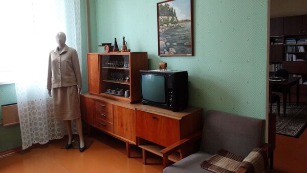 Костюм советской женщины в спартанском интерьере типичной гостиной - Sputnik Латвия