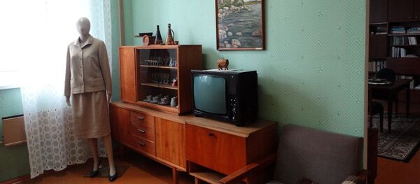 Костюм советской женщины в спартанском интерьере типичной гостиной - Sputnik Латвия