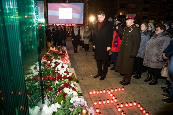Президент Латвии Раймондс Вейонис возложил цветы к памятнику жертв трагедии в Золитуде - Sputnik Латвия