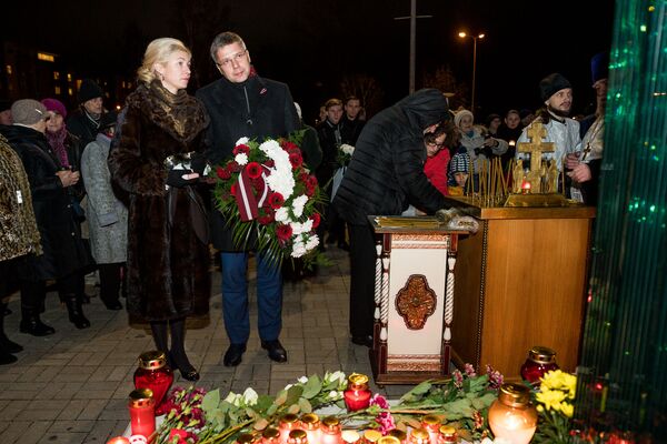 Мэр Риги Нил Ушаков с супругой на мероприятии памяти жертв трагедии в Золитуде - Sputnik Латвия