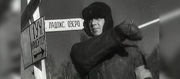 Первая автоколонна на Дороге жизни, связавшей осажденный Ленинград с тылом. Архивное видео - Sputnik Латвия