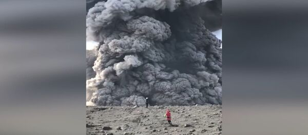 Туристы засняли пробуждение вулкана на Курилах - видео - Sputnik Латвия