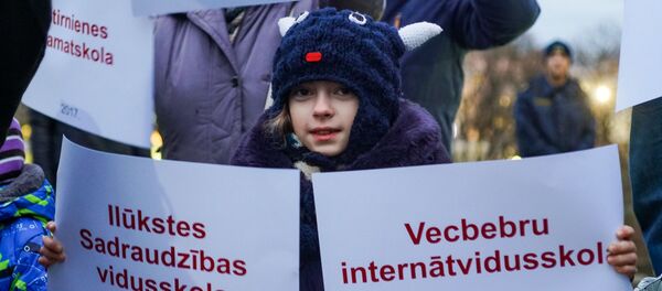 Флешмоб в защиту образования на Бастионной горке в Риге - Sputnik Латвия