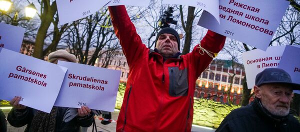 Флешмоб в защиту образования на Бастионной горке в Риге Флешмоб в защиту образования на Бастионной горке в Риге - Sputnik Латвия
