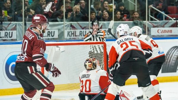 Хоккеисты Динамо (Рига) и Авангарда (Омск) в матче чемпионата КХЛ, 23 ноября 2018 - Sputnik Латвия