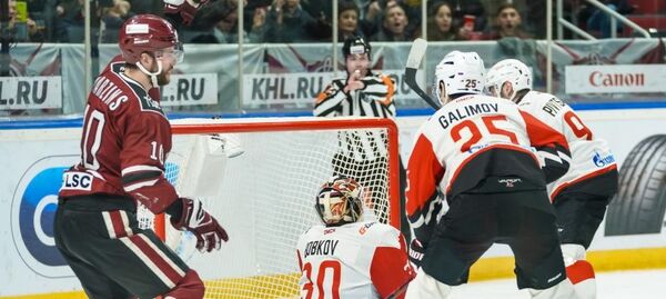 Хоккеисты Динамо (Рига) и Авангарда (Омск) в матче чемпионата КХЛ, 23 ноября 2018 Хоккеисты Динамо (Рига) и Авангарда (Омск) в матче чемпионата КХЛ, 23 ноября 2018 - Sputnik Латвия