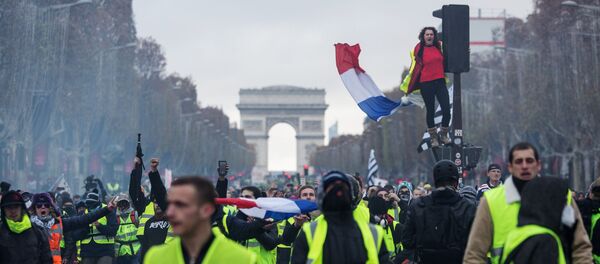 Акция протеста желтые жилеты в Париже  Акция протеста желтые жилеты в Париже  - Sputnik Latvija