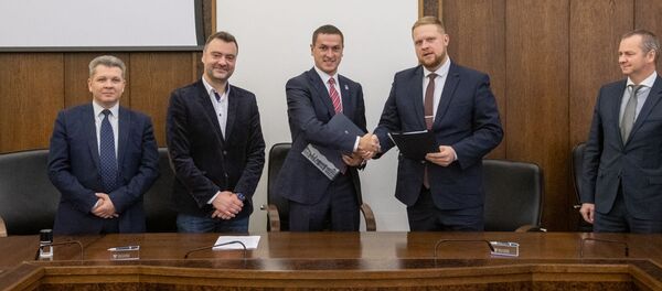 Руководство предприятия общественного транспорта Daugavpils satiksme и представители литовской компании UAB Railvec подписали договор о приобретении Даугавпилсом новых трамваев - Sputnik Latvija