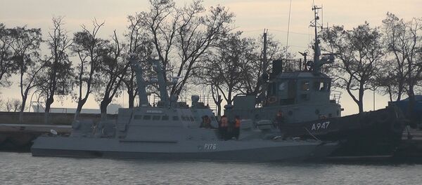 Задержанные корабли ВМС Украины  доставлены в порт Керчи Задержанные корабли ВМС Украины  доставлены в порт Керчи - Sputnik Latvija