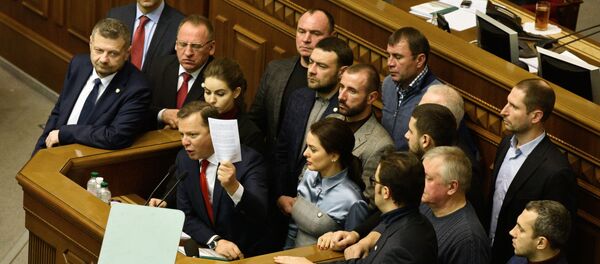 Депутаты на заседании Верховной рады Украины, где рассматривается решение о введении военного положения в стране - Sputnik Латвия