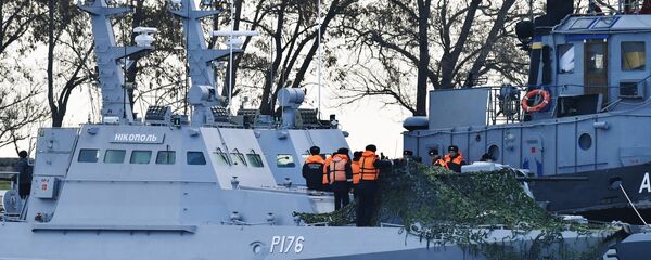 Задержанные украинские корабли доставлены в порт Керчи Задержанные украинские корабли доставлены в порт Керчи - Sputnik Latvija