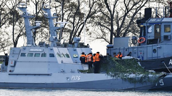 Задержанные украинские корабли доставлены в порт Керчи - Sputnik Latvija