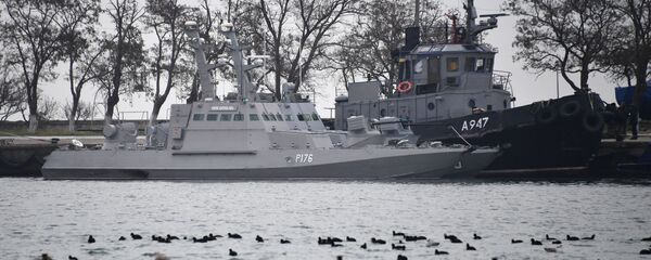 Задержанные украинские корабли доставлены в порт Керчи Задержанные украинские корабли доставлены в порт Керчи - Sputnik Latvija
