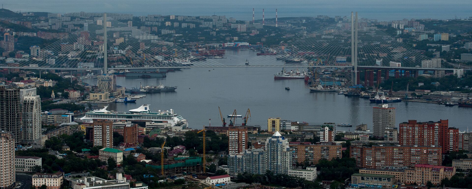 Вид на Владивосток и мост через пролив Босфор Восточный на остров Русский во Владивостоке - Sputnik Латвия, 1920, 01.09.2025