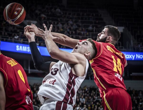 Латвия в агрессивной игре не сломила дома черногорцев Латвия в агрессивной игре не сломила дома черногорцев - Sputnik Латвия